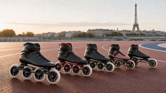 Cinq rollers de vitesse alignés sur une piste sportive française, illustrant les principales configurations de course