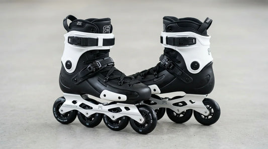 Paire de rollers freeskate urbains à coque rigide sur fond neutre