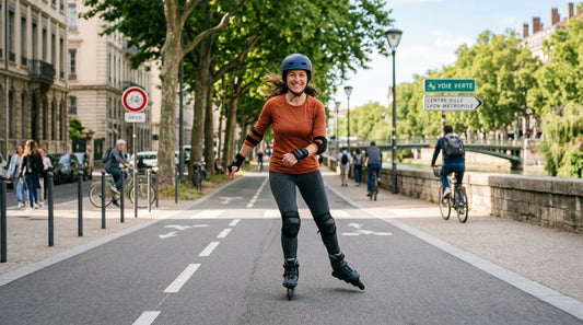 Débutant souriant qui apprend le roller sur une piste cyclable ensoleillée en France