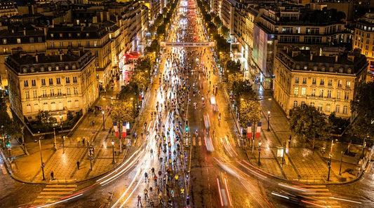 Vue aérienne d'une rando roller nocturne sur une grande avenue parisienne illuminée