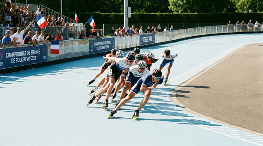 Compétition de roller de vitesse avec plusieurs patineurs en position aérodynamique