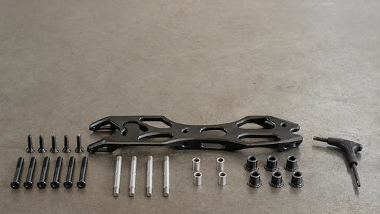 Visserie de roller composée de vis, axes et entretoises présentés sur un établi