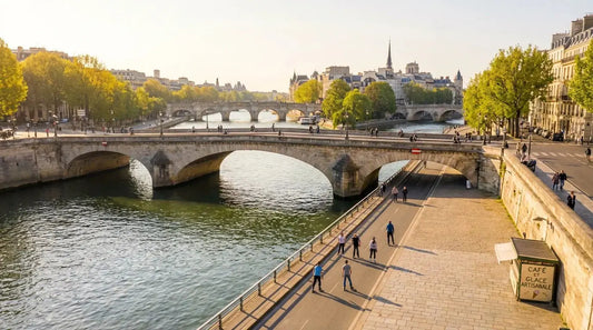 Vue aérienne des quais de Seine à Paris avec des patineurs en roller sur les berges piétonnes