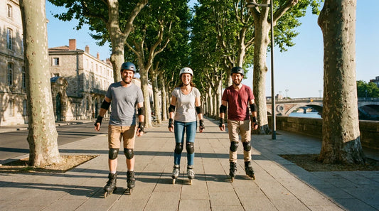 Groupe d'adultes débutants en roller en ligne sur une promenade urbaine en France
