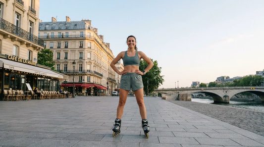 Femme adulte équipée de rollers en ligne sur une esplanade urbaine en France