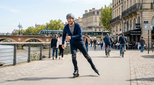Homme roulant en roller fitness sur une promenade urbaine française
